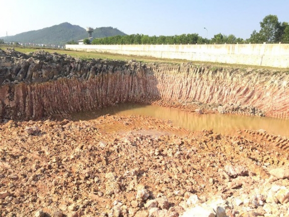  Hiện trường một vụ khai thác đất trái phép tại huyện Yên Dũng vào tháng 12/2017. 