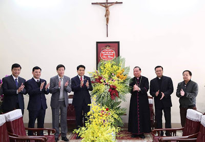 Thấy gì qua việc Chủ tịch Nguyễn Đức Chung chúc mừng Tân tổng giám mục tổng giáo phận Hà Nội