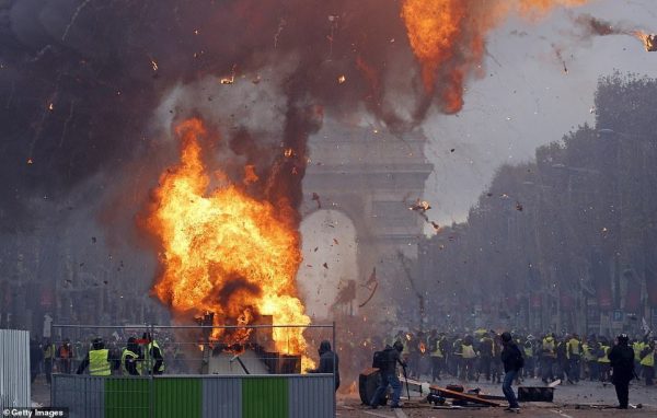Ai đứng sau các cuộc bạo loạn ở Pháp