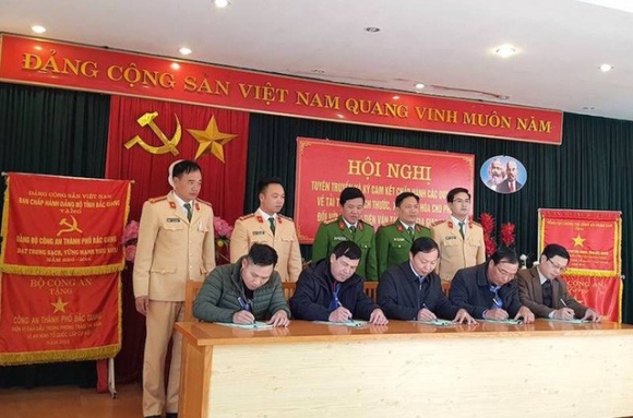  Đội CSGT Công an TP Bắc Giang tham mưu đơn vị yêu cầu doanh nghiệp, lái xe ký cam kết, quyết liệt chặn xe quá tải. 
