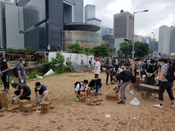 Biển người biểu tình gây sức ép, Hong Kong hủy thảo luận dự luật dẫn độ
