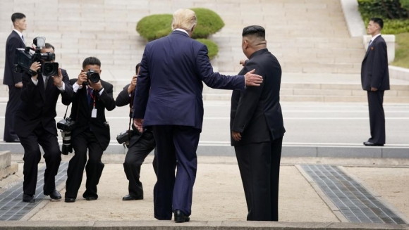 Donald Trump: Tổng thống Mỹ đương nhiệm đầu tiên đặt chân lên Bắc Triều Tiên