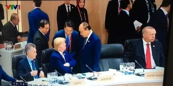 Bức ảnh Tổng thống Trump khoanh tay khi trò chuyện với Thủ tướng Việt Nam có gì mà phải ầm ĩ 