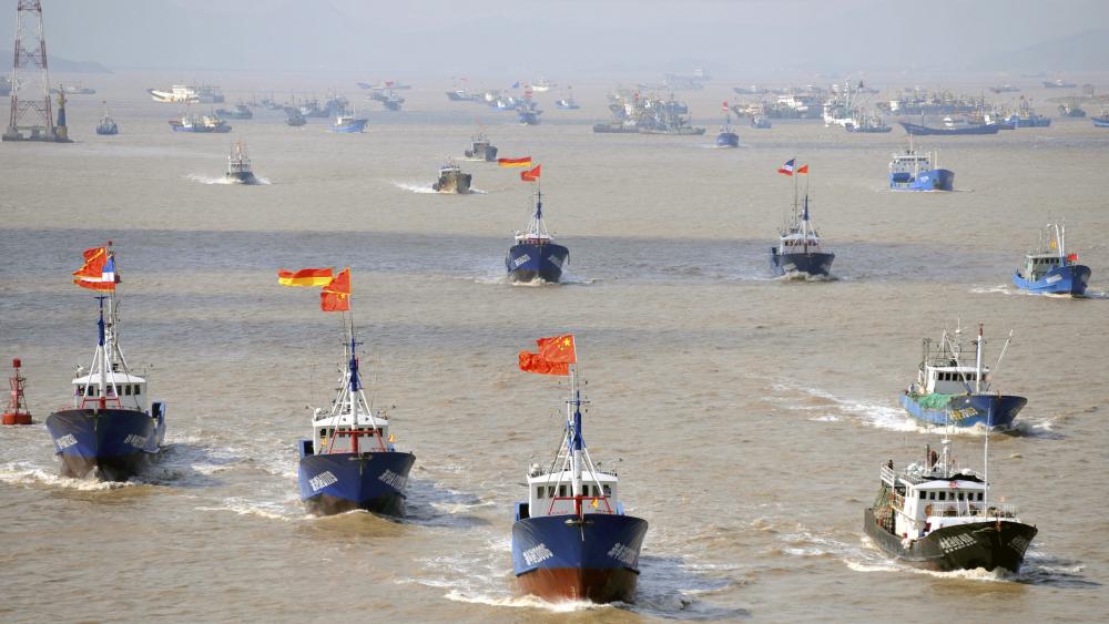 Ngư dân bị cấm ra khơi bằng quy định quái gở, dâng không chủ quyền biển Đông cho Trung Quốc?
