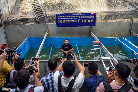 Không cần dùng hóa chất trăm tỷ, người Hà Nội ngỡ ngàng khi chuyên gia Nhật Bản tắm trên sông Tô Lịch