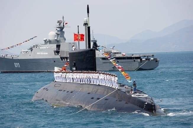 Vì sao chúng ta không mang tàu ngầm, tàu chiến, máy bay ra đuổi tàu Trung Quốc?