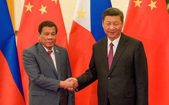 Ông Duterte giận dỗi đổ lỗi: Chính Mỹ đẩy Philippines “ngã vào vòng tay vốn chờ sẵn” của Trung Quốc