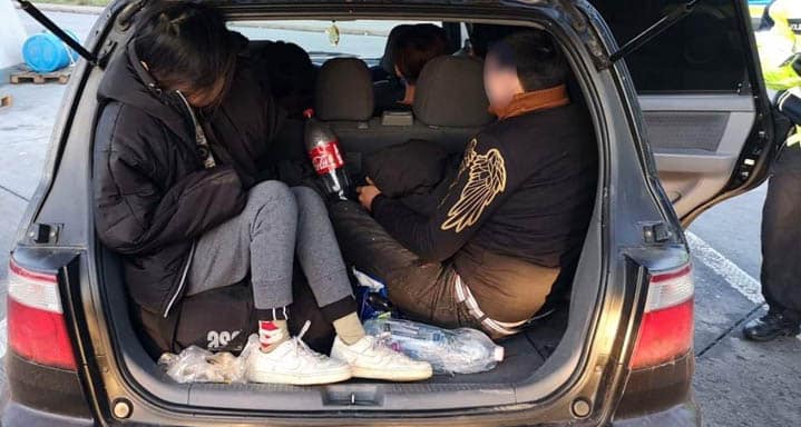 Hết Anh tới Đức, Cảnh s.á.t nước này vừa b.ắ.t 3 xe đưa lậu 17 người Việt vào nước Đức