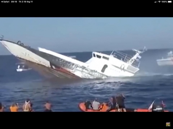 Tàu du lịch TQ chở 458 du khách ra Hoàng Sa bị l ật, chỉ cứu sống được 20 người