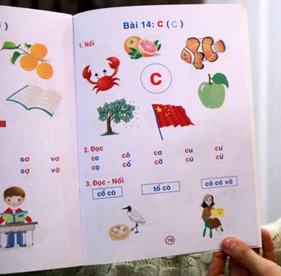 Sách học vần vẽ cờ Trung Quốc: Muốn con trẻ ghi nhớ cờ “mẫu quốc” không phải Việt Nam?