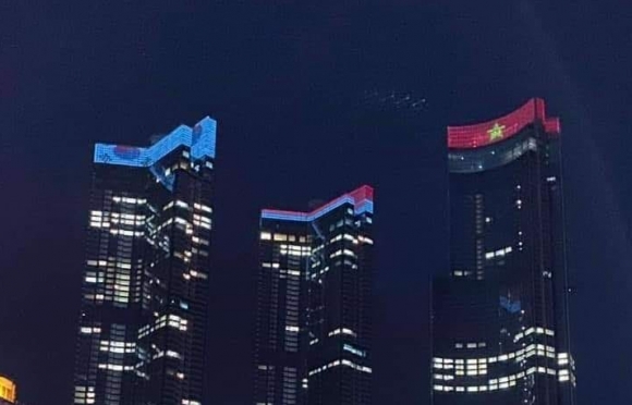 Cờ Việt Nam sáng rực tại tòa nhà cao nhất Busan Hàn Quốc, cổ vũ VN vô địch