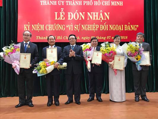 Ông Lê Thanh Hải, Tất Thành Cang được trao Kỷ niệm chương “Vì sự nghiệp đối ngoại Đảng”